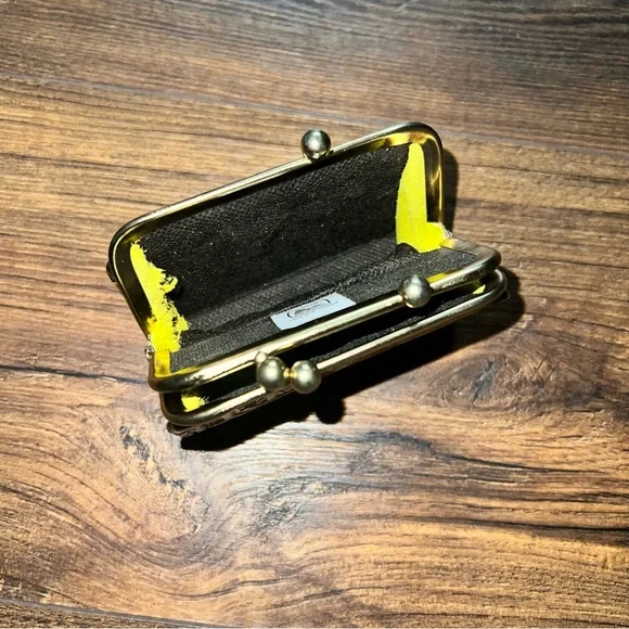 Sustainable leather embossed change purse - Picture 9 of 13